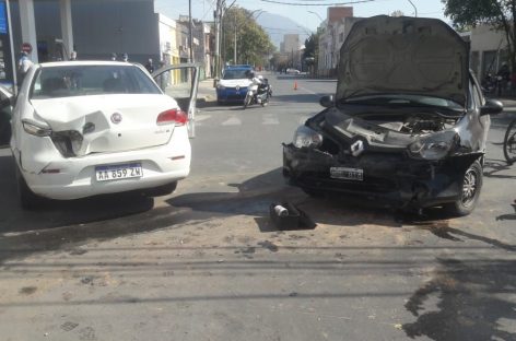 CAPITAL. CHOQUE Y VUELCO EN ESQUINA DE MACRO CENTRO