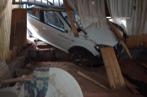 AUTO FUERA DE CONTROL SE INCRUSTÓ EN UN COMERCIO