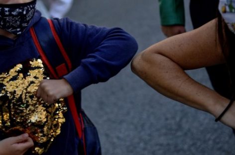 COVID. LA OMS PIDE NO SALUDAR CON EL CODO Y REEMPLAZARLO POR LA MANO EN EL CORAZÓN