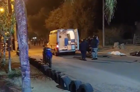 MOTOCICLISTAS IMPACTARON CON UN AUTO ESTACIONADO: DOS MUERTOS