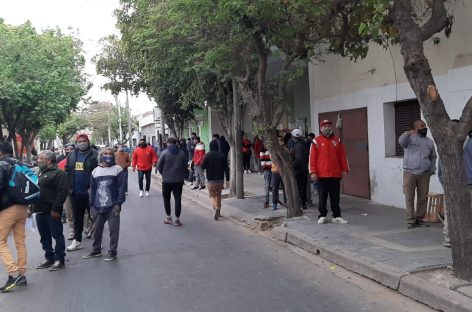 UN SECTOR DE  TRABAJADORES DE LA UOCRA COBRARON SUBSIDIO DE $7.000