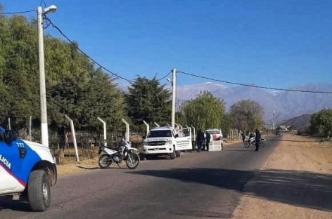 PERDIÓ EL CONTROL DE SU MOTO, IMPACTÓ UN POSTE SIN CASCO Y MURIÓ