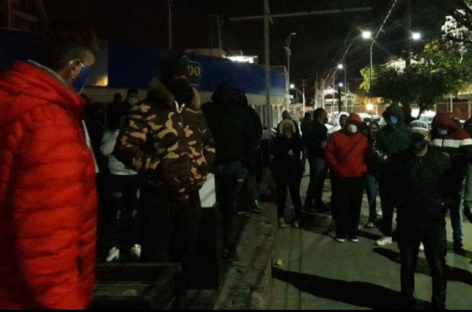 GRUPO DE POLICÍAS Y RETIRADOS PRESIONAN POR UN AUMENTO SALARIAL