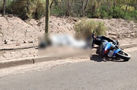 UN HOMBRE PERDIÓ LA VIDA AL IMPACTAR CON UN POSTE EN SU MOTO