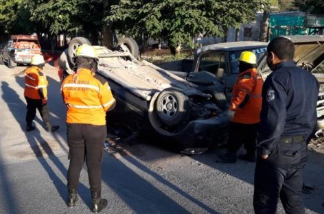 CHOCÓ UN VEHÍCULO ESTACIONADO Y VOLCÓ SU CAMIONETA: SALIÓ ILESO