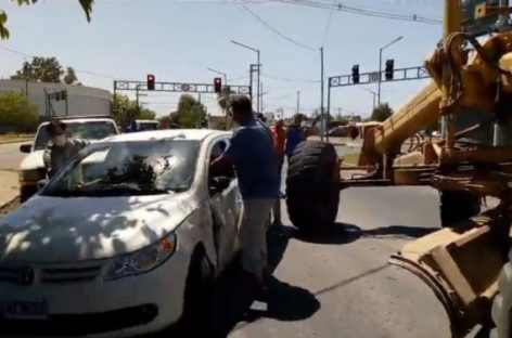 MAQUINA DE VIALIDAD SE QUEDÓ SIN FRENOS E IMPACTÓ CONTRA UN AUTO