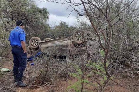 PERDIÓ EL CONTROL DE SU CAMIONETA Y VOLCÓ: UN HERIDO