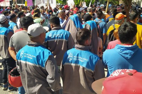 GREMIOS DISIDENTES Y MUNICIPALES PROTESTARON EN LA ‘CASA DE LAS TEJAS’