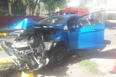 ESTRELLÓ SU AUTO CONTRA UN SEMÁFORO Y LO DEJÓ ABANDONADO