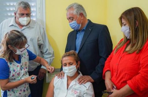 COVID. YA SE VACUNA A PERSONAL DE SALUD EN EL INTERIOR  PROVINCIAL