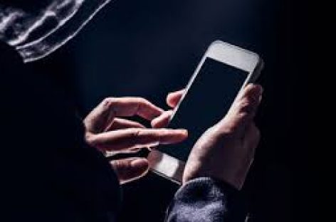 ATENCIÓN. REVISAR EL CELULAR DE TU PAREJA ES DELITO