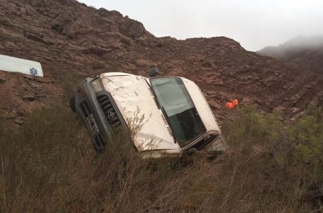 CAMIONETA CAYÓ DE UN BARRANCO DE 15 METROS: UN HERIDO