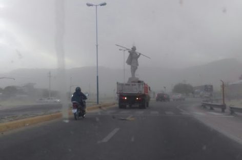 CENTENARES DE FAMILIAS ASISTIDAS POR LAS LLUVIAS EN LA CAPITAL