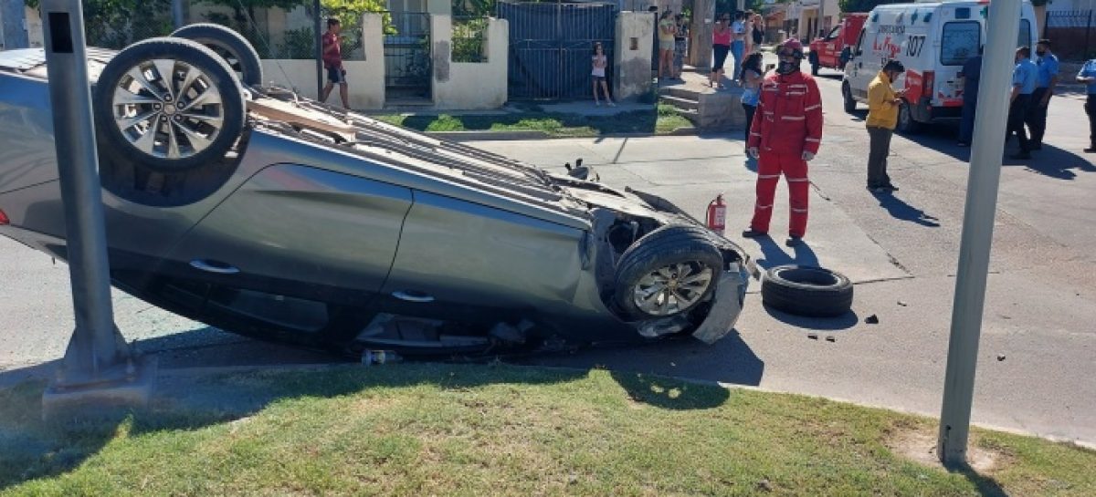 VOLCÓ TRAS CHOCAR UN CARTEL EN UNA TRANSITADA AVENIDA