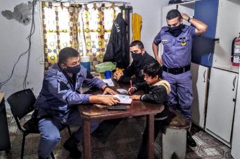 RECURRIÓ A LA POLICÍA PARA QUE AYUDE A SU HIJO A HACER LAS TAREAS