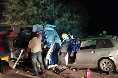 AMBULANCIA Y AUTO CHOCAN Y DEJAN COMO SALDO DE 6 MUERTOS