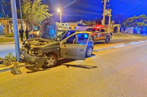 VIOLÓ LA RESTRICCIÓN DE CIRCULACIÓN Y TERMINÓ CONTRA UN POSTE