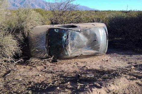 VUELCO RUTERO DEJÓ DOS PERSONAS HERIDAS EN LA COSTA RIOJANA