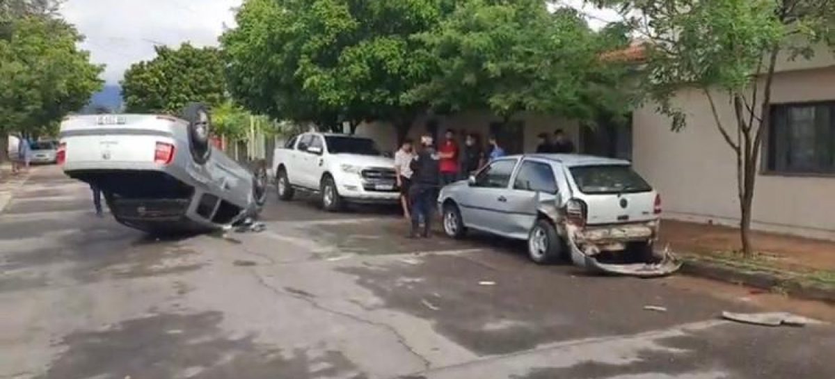 EBRIO, CHOCÓ UN AUTO ESTACIONADO Y VOLCÓ SU CAMIONETA