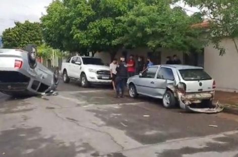 EBRIO, CHOCÓ UN AUTO ESTACIONADO Y VOLCÓ SU CAMIONETA