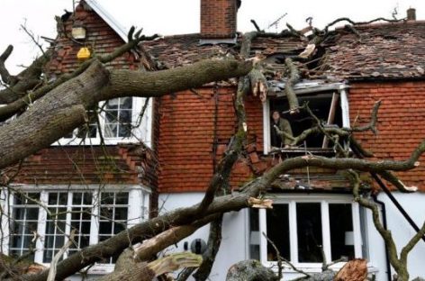 LA TORMENTA EUNICE DEJA AL MENOS 16 MUERTOS Y SERIOS DAÑOS EN EUROPA