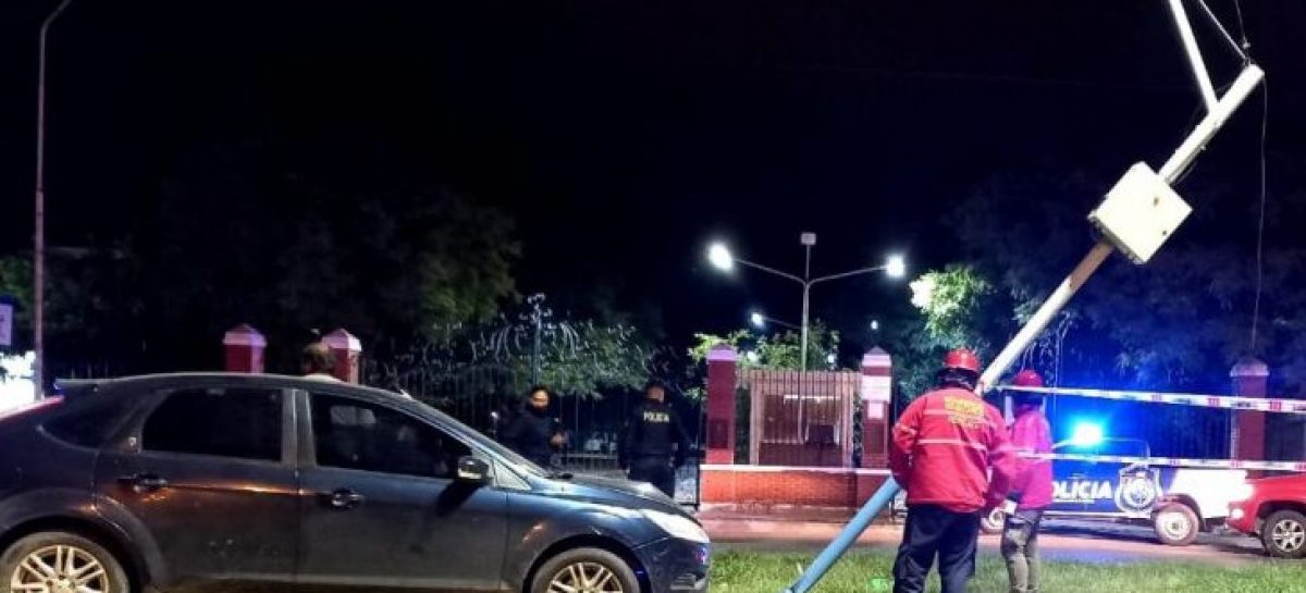 CAPITAL. AUTO TERMINÓ ESTRELLADO CONTRA UN POSTE