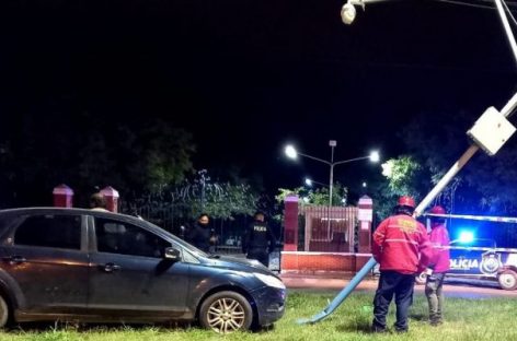 CAPITAL. AUTO TERMINÓ ESTRELLADO CONTRA UN POSTE