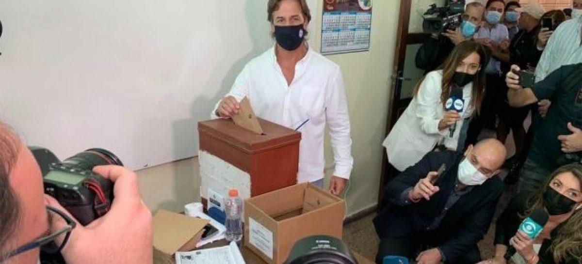 LACALLE POU GANÓ EL REFERÉNDUM Y LOGRÓ MANTENER SUS REFORMAS EN URUGUAY