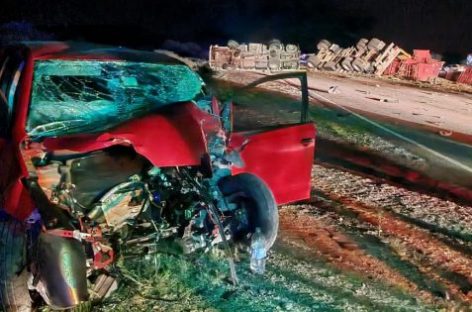 BRUTAL CHOQUE ENTRE CAMIÓN Y AUTO DEJÓ UNA JOVEN HERIDA