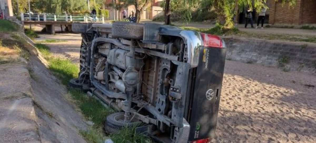 UNA CAMIONETA CAYÓ AL TAJAMAR
