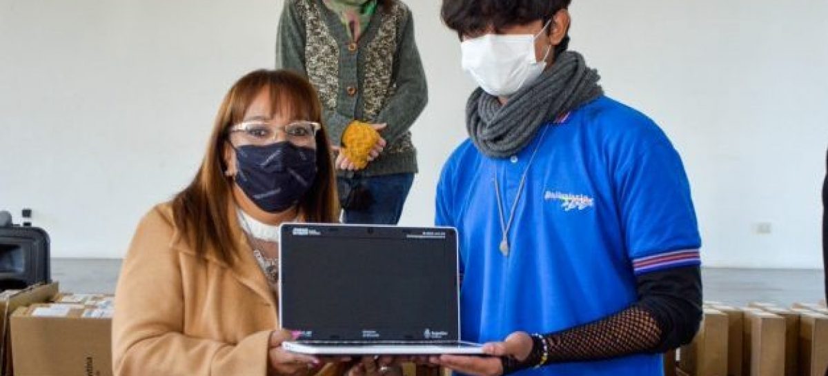 ENTREGARON 169 COMPUTADORAS A ALUMNOS DEL SECUNDARIO