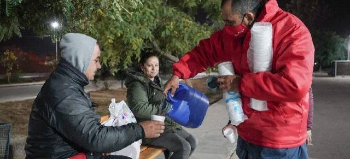 CHALECOS ROJOS ASISTEN CON BEBIDA CALIENTE A PERSONAS QUE TRABAJAN DE NOCHE