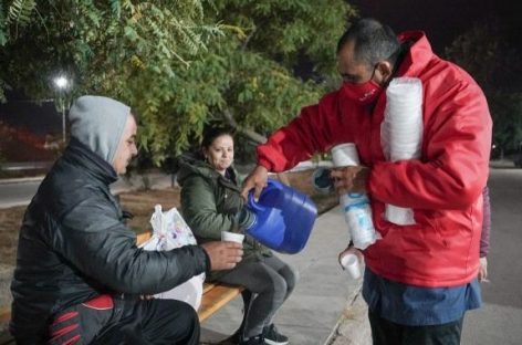 CHALECOS ROJOS ASISTEN CON BEBIDA CALIENTE A PERSONAS QUE TRABAJAN DE NOCHE