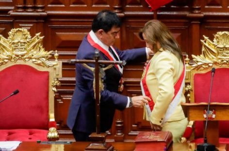 PERÚ: EL CONGRESO TOMÓ JURAMENTO A DINA BOLUARTE EN REEMPLAZO DE CASTILLO