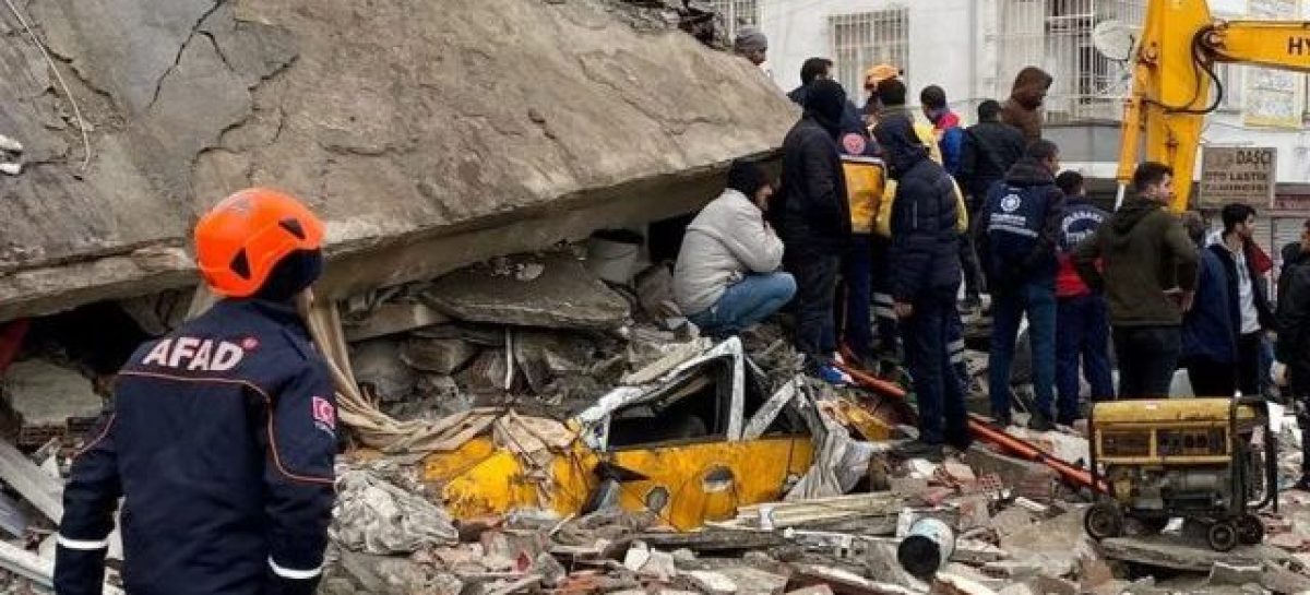 UN TERREMOTO CAUSÓ MÁS DE 1.500 MUERTES EN TURQUÍA Y SIRIA
