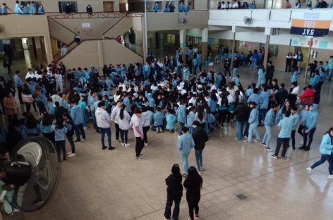 COLEGIO N°1. PROTESTA DE ALUMNOS POR NO PODER HACER LA CONVIVENCIA
