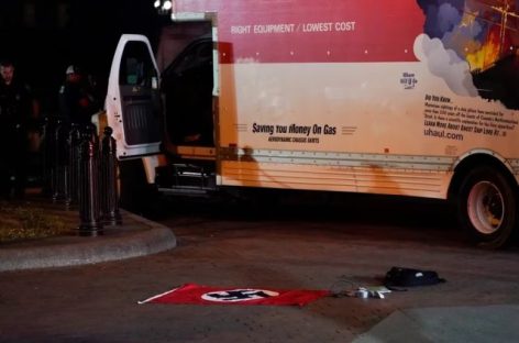 UN HOMBRE ESTRELLÓ UN CAMIÓN CONTRA VALLAS DE SEGURIDAD DE LA CASA BLANCA Y FUE DETENIDO