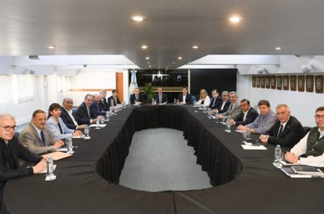 QUINTELA Y GOBERNADORES DEL PJ BRINDARON SU RESPALDO A SERGIO MASSA