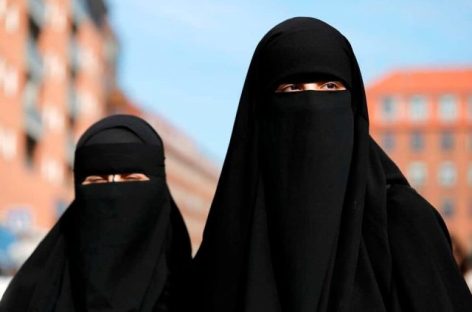 FRANCIA PROHIBE EL USO DE TÚNICAS ISLÁMICAS EN LOS COLEGIOS