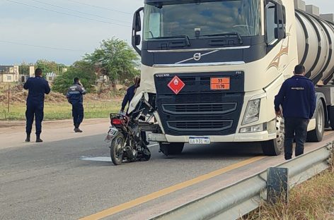 MOTOCICLISTA CHOCÓ CONTRA UN CAMIÓN Y PERDIÓ LA VIDA: TENÍA 23 AÑOS