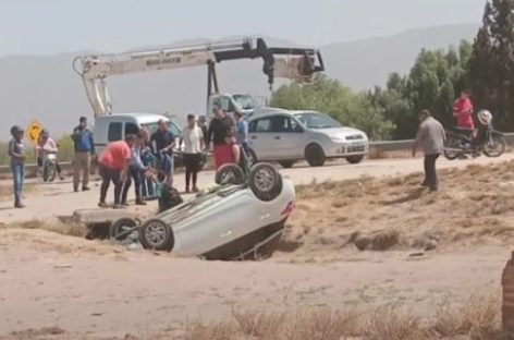 RUTA 38. ESQUIVÓ UN POZO TERMINÓ VOLCADO DENTRO DE UNA ALCANTARILLA