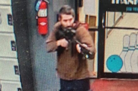 EEUU. UN HOMBRE ARMADO IRRUMPIÓ EN DOS LOCALES Y ASESINÓ A TIROS A 16 PERSONAS
