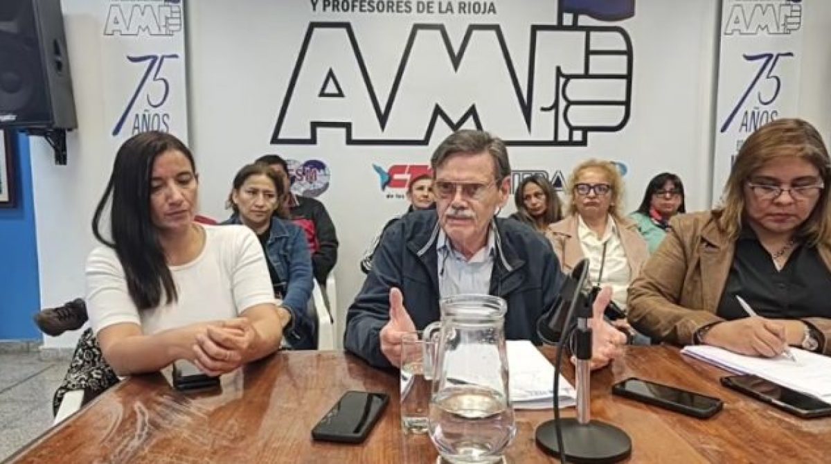 DE LEONARDI APUNTÓ CONTRA EL RESTO DE LOS GREMIOS DOCENTES