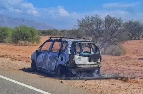 FALLA ELECTRICA PROVOCÓ FUEGO EN UN AUTO QUE TERMINÓ 100% CALCINADO