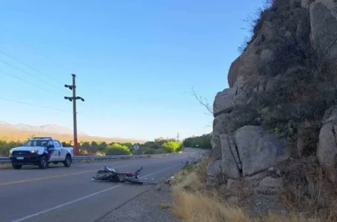 PERDIÓ EL CONTROL DE SU MOTO, CHOCÓ CONTRA LA MONTAÑA Y MURIÓ