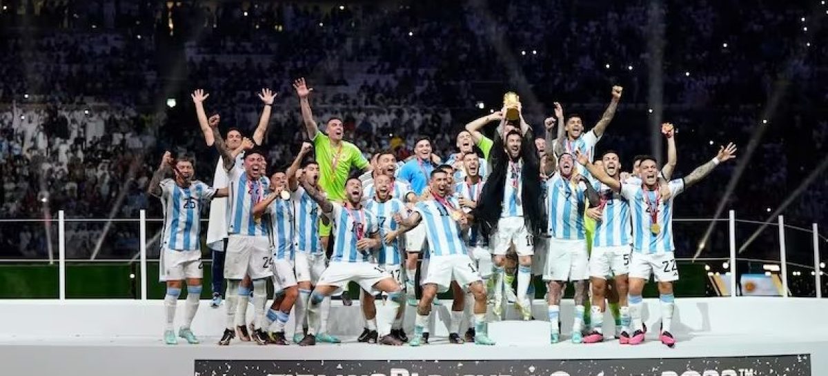 A DOS AÑOS DE GANAR EL MUNDIAL DE QATAR, LA AFA LO CELEBRÓ CON UN VIDEO CON PAPÁ NOEL