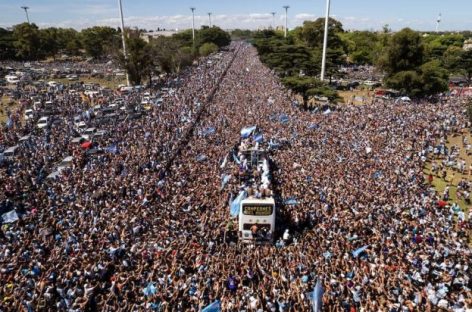 A UN AÑO DE SER CAMPEONES DEL MUNDO: UN EQUIPO CON CANCIÓN, NOMBRE PROPIO Y EL PUEBLO DE SU LADO
