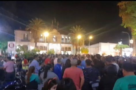 POLICIAS RECLAMAN AUMENTO SALARIAL Y REALIZAN ACAMPE EN PLAZA 25 DE MAYO