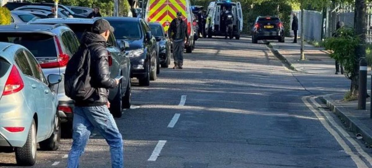 LONDRES. HOMBRE ARMADO CON ESPADA MATÓ A NIÑO DE 13 AÑOS E HIRIÓ A OTRAS CUATRO PERSONAS