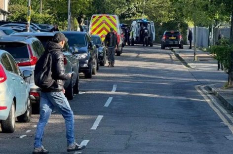 LONDRES. HOMBRE ARMADO CON ESPADA MATÓ A NIÑO DE 13 AÑOS E HIRIÓ A OTRAS CUATRO PERSONAS